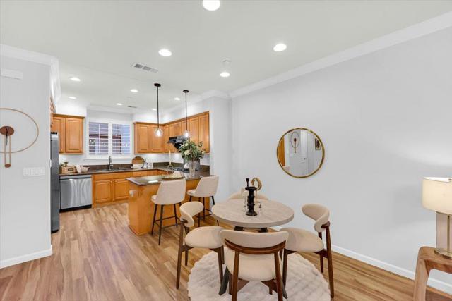 193 Fable Court, Mountain View CA: https://media.crmls.org/mediaz/21473ce7-fa23-41f9-a10e-27142118660b.jpg