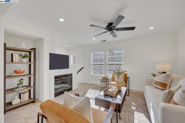 1508 Whispering Oaks Way, Pleasanton CA: https://media.crmls.org/mediaz/21482b13-2c96-4f36-8937-2a224dfaf353.jpg