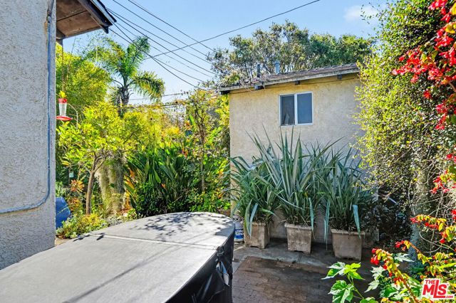 1314 Palms Boulevard, Venice CA: https://media.crmls.org/mediaz/21485491-dc0d-4fc1-9b35-997b4de86d5e.jpg