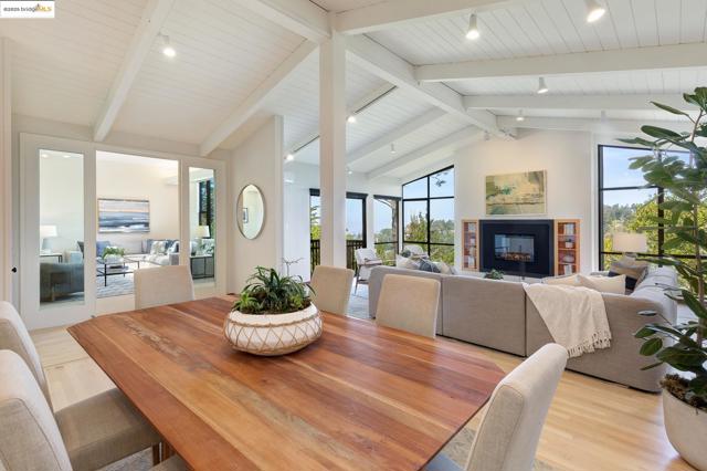 20 Ascot Ct, Oakland CA: https://media.crmls.org/mediaz/2148dcdc-4e97-428d-82e1-437f11dc6de7.jpg
