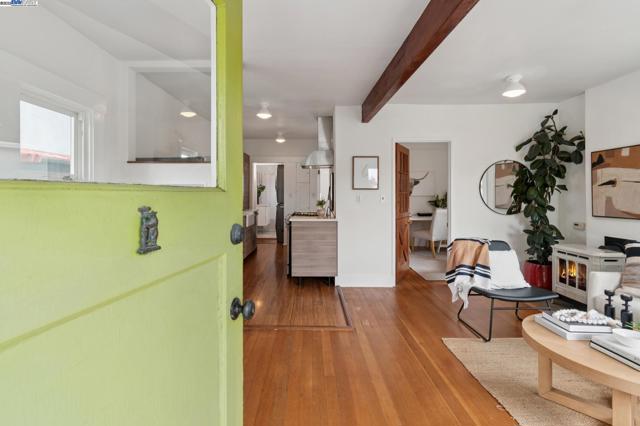 951 Madison St, Albany CA: https://media.crmls.org/mediaz/2148ebfc-f389-46b6-bab4-ecf2c05cebaf.jpg