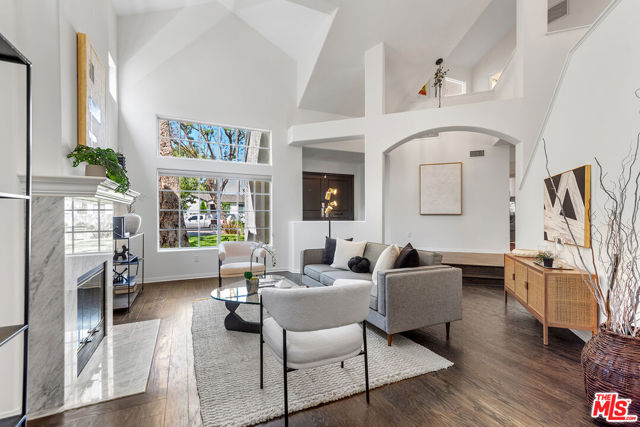 4744 Norwich Avenue, Sherman Oaks CA: https://media.crmls.org/mediaz/214904e7-e653-403c-8b44-4c007fa5cc02.jpg