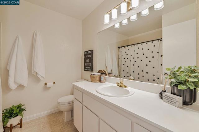 1372 Bent Tree Ln, Concord CA: https://media.crmls.org/mediaz/2149487f-e55f-4d23-8f07-19f4278db712.jpg