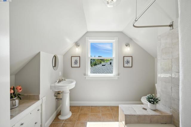 3357 Jordan Rd, Oakland CA: https://media.crmls.org/mediaz/21499c81-6e6c-4b97-bcb2-91ac321a411a.jpg