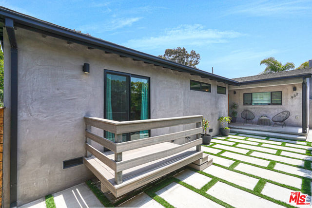 932 ROSE Avenue photo 3