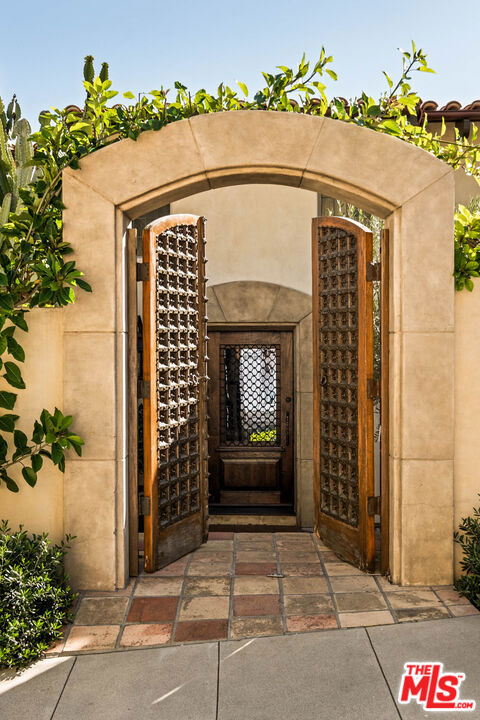 7020 La Presa Drive, Los Angeles CA: https://media.crmls.org/mediaz/214a9474-9983-492d-a892-6c0e1edc1116.jpg