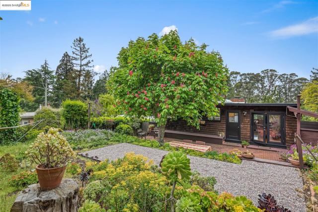 199 Fairlawn Dr, Berkeley CA: https://media.crmls.org/mediaz/214b6751-b990-4382-b6e4-afb280588afc.jpg