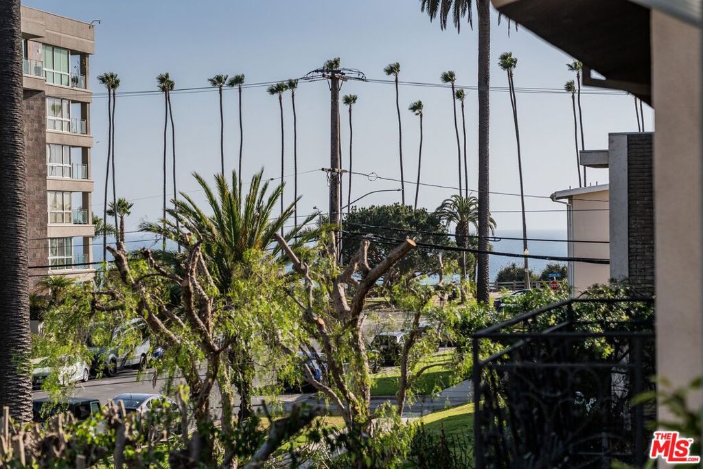https://media.crmls.org/mediaz/214be878-f260-4707-93ab-9a5db4b99f0e.jpg?preset=X-Large