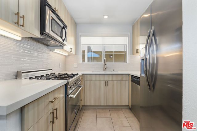 5530 Owensmouth Avenue, 321 photo 5