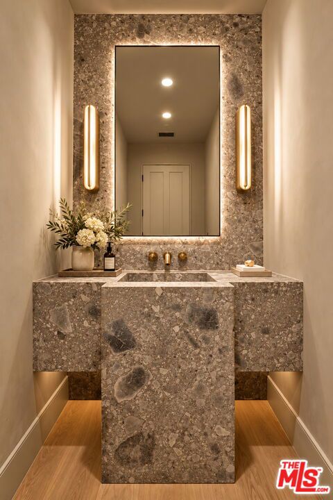 8 Oakmont Drive, Los Angeles CA: https://media.crmls.org/mediaz/214d3390-7309-4954-bcf9-7c2e4a74aa06.jpg