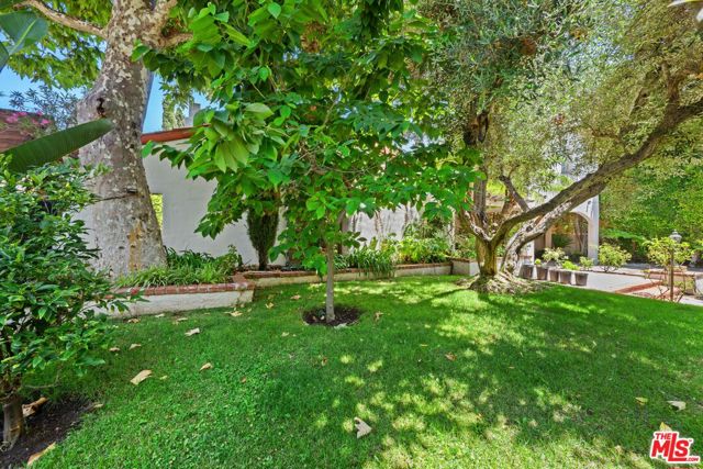 512 N Palm Drive, Beverly Hills CA: https://media.crmls.org/mediaz/214db5e1-0925-4d99-ba9b-eb9a80db209b.jpg