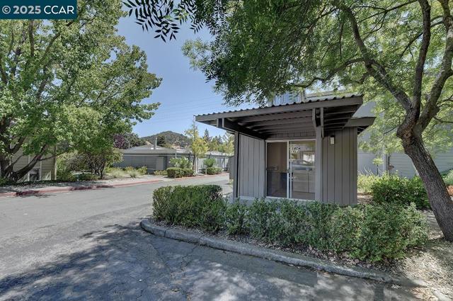 3333 Tice Creek Dr, Walnut Creek CA: https://media.crmls.org/mediaz/214f0034-22ee-49fe-a45f-b2cce967b372.jpg