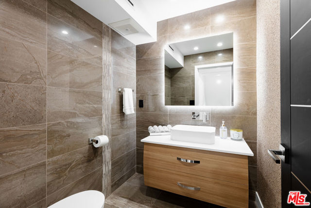 18721 Hatteras Street, Tarzana CA: https://media.crmls.org/mediaz/214f5092-9fce-4848-beca-52d7fa7a22bd.jpg