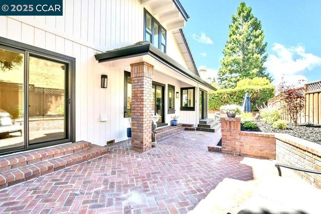 959 Redwood Dr, Danville CA: https://media.crmls.org/mediaz/214fa789-4065-42d7-b179-845bb76dad0c.jpg