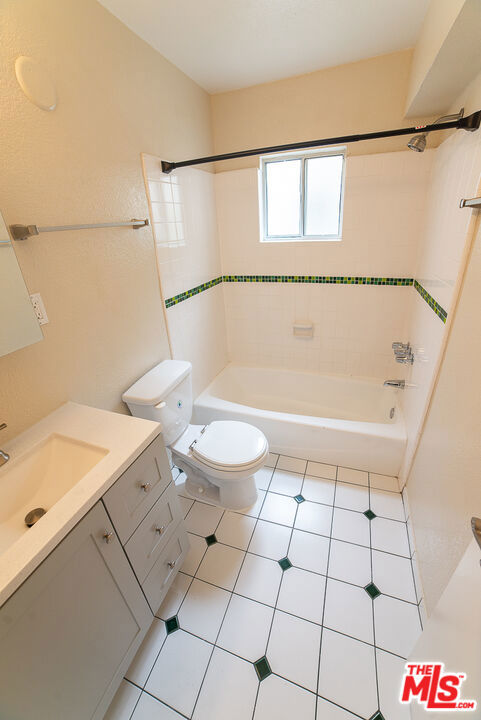 2400 Pacific Avenue, Venice CA: https://media.crmls.org/mediaz/214fa80f-1b5a-4041-ae49-f93e940578fc.jpg