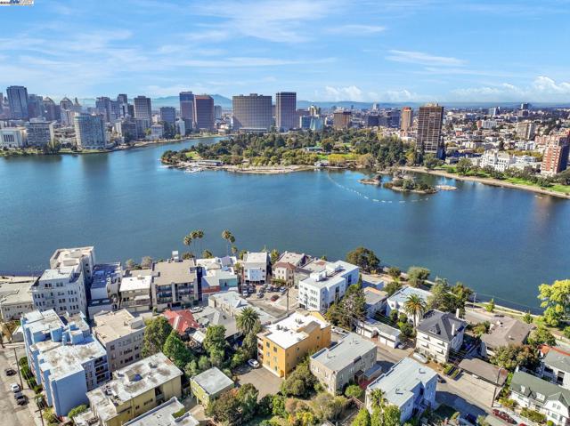 400 Wayne Ave, Oakland CA: https://media.crmls.org/mediaz/214ffe52-e76a-41c7-b7a8-1ab2e9d416a6.jpg