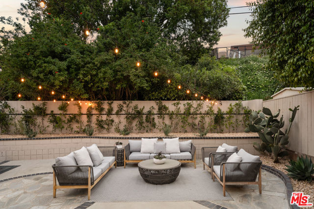 8247 Billowvista Drive, Playa del Rey CA: https://media.crmls.org/mediaz/215035f6-912f-4a51-81ae-d369b7b9eead.jpg