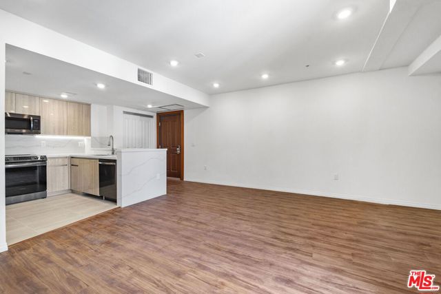 5245 Santa Monica Boulevard, Los Angeles CA: https://media.crmls.org/mediaz/2151567c-33ea-4ec1-92c1-740c878b0e91.jpg