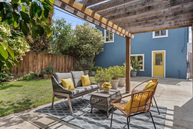 1827 Moreland Dr, Alameda CA: https://media.crmls.org/mediaz/215160ff-115c-451b-949d-7ea3fb8d96da.jpg