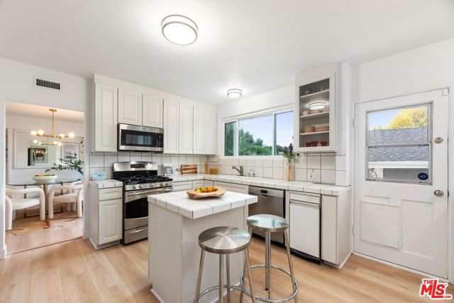 4041 Davana Road, Sherman Oaks CA: https://media.crmls.org/mediaz/21522048-c12c-4605-8acd-30ea5adf5359.jpg
