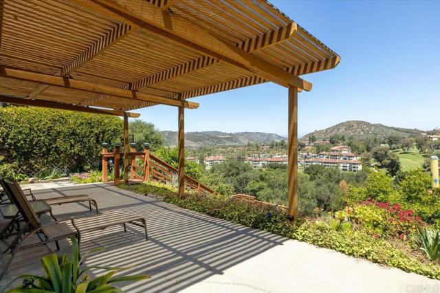 8975 Lawrence Welk Dr, Escondido CA: https://media.crmls.org/mediaz/2152a32f-b693-424c-8386-11b0cb10bbd7.jpg