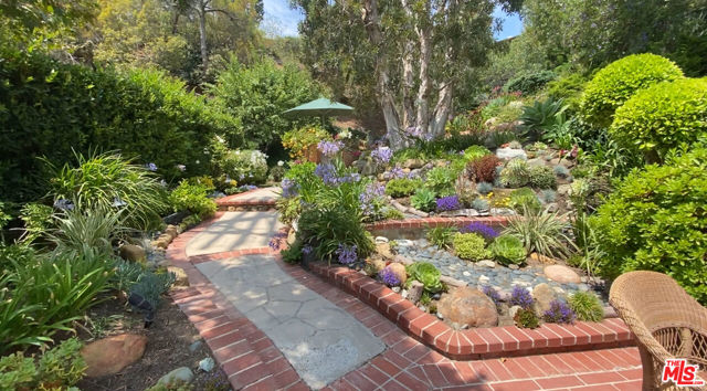 747 Jacon Way, Pacific Palisades CA: https://media.crmls.org/mediaz/21543379-c439-48e2-8a16-7d51ac2a3c4f.jpg