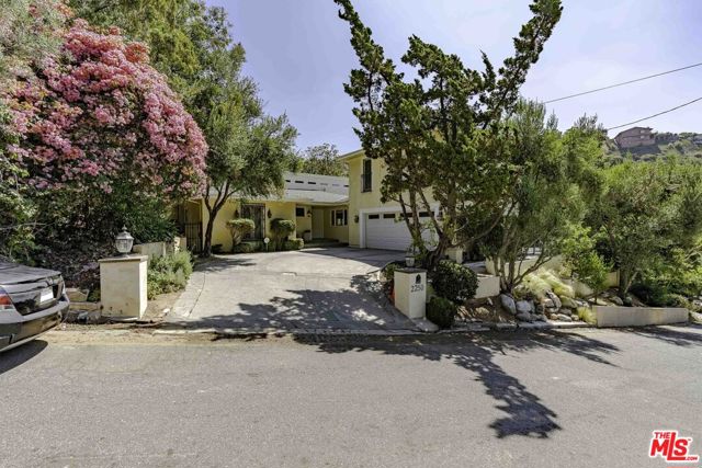 2250 Betty Lane, Beverly Hills CA: https://media.crmls.org/mediaz/2155316e-2640-4779-a0c6-07541d33b13f.jpg