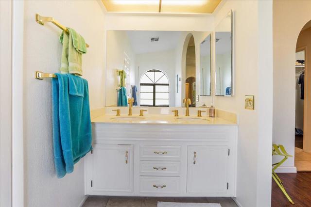 74276 Zircon E Circle, Palm Desert CA: https://media.crmls.org/mediaz/21558c91-6bde-4dbe-8c28-5e2da2f9201c.jpg