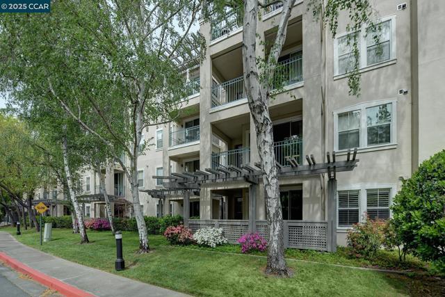 1860 Tice Creek, Walnut Creek CA: https://media.crmls.org/mediaz/2156a659-9baa-4272-802e-8d766e14305a.jpg
