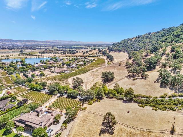 1322 Lions Peak Lane, San Martin CA: https://media.crmls.org/mediaz/2156ec99-f0c4-416c-8aa0-3e1bfe83ad71.jpg