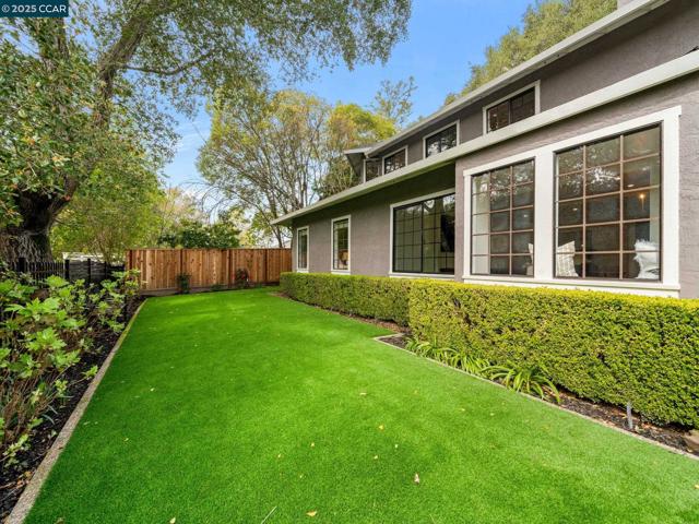 125 Sleepy Hollow Ln, Orinda CA: https://media.crmls.org/mediaz/21576890-6f02-4dba-9811-3e72e10631eb.jpg
