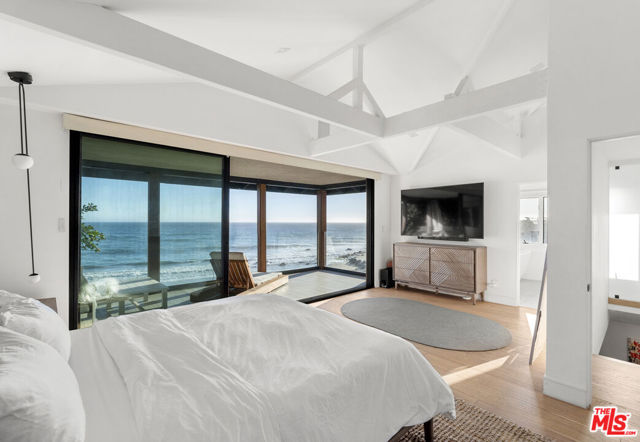 21715 Rambla Vista, Malibu CA: https://media.crmls.org/mediaz/21578382-181a-4d1a-90e6-817e18a190f7.jpg