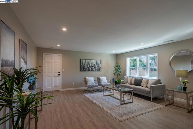 2818 Steinmetz Way, Oakland CA: https://media.crmls.org/mediaz/21580f65-14cf-4a71-b511-eeb206993a86.jpg