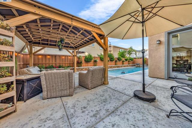 2305 Augusta Ave, Tracy CA: https://media.crmls.org/mediaz/2158f868-5e56-44a3-ba68-e8ee3a17329b.jpg