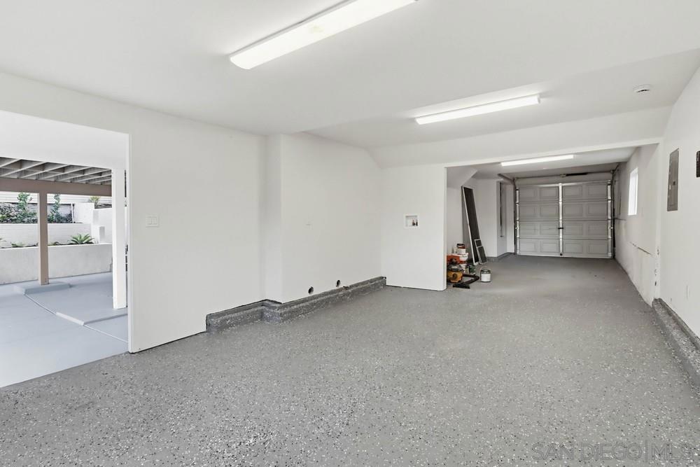 https://media.crmls.org/mediaz/215922a8-3d0d-45ab-ad3a-a7f91b759bda.jpg?preset=X-Large