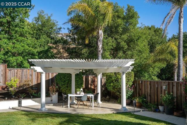 9662 Velvet Leaf Cir, San Ramon CA: https://media.crmls.org/mediaz/215957b4-7735-4b34-8752-41494ebf9c8a.jpg