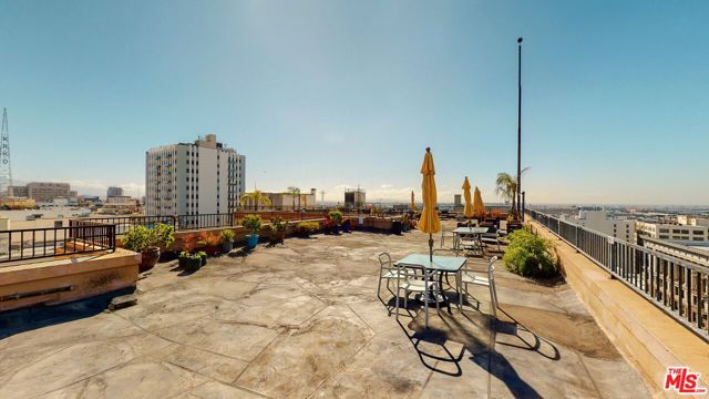 215 W 7th Street, Los Angeles CA: https://media.crmls.org/mediaz/2159d357-9b45-41f4-917f-5addcbbef570.jpg