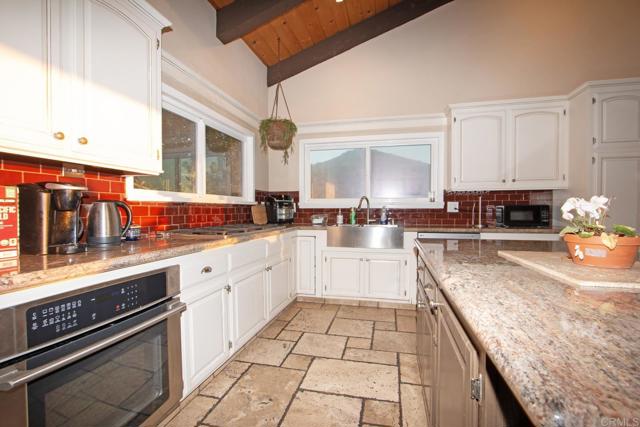 Detail Gallery Image 10 of 60 For 1330 Sugarbush Dr, Vista,  CA 92084 - 4 Beds | 3 Baths