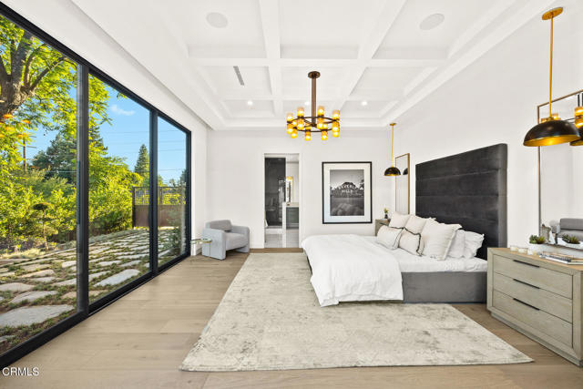 4828 Oakwood Avenue, La Canada Flintridge CA: https://media.crmls.org/mediaz/215a7088-8193-44f2-b2b3-40e8e36c3871.jpg
