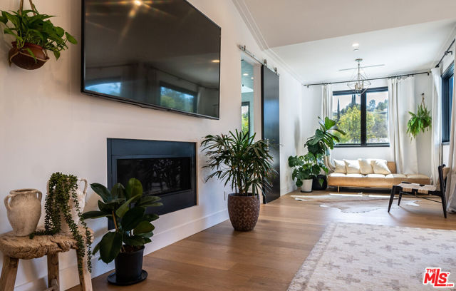 18938 Wells Drive, Tarzana CA: https://media.crmls.org/mediaz/215ccf39-2682-4169-b5e8-f8dc0ef57057.jpg