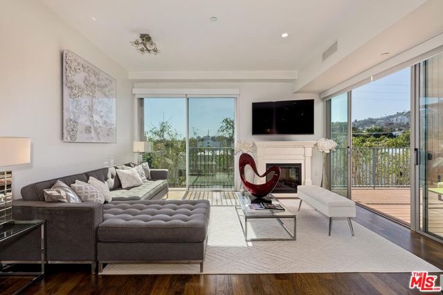 855 N Croft Avenue, Los Angeles CA: https://media.crmls.org/mediaz/215d2031-beb9-4d15-970d-eeed1ec6643b.jpg