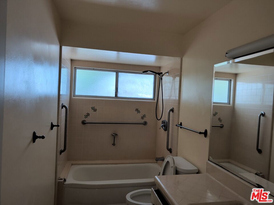 https://media.crmls.org/mediaz/215d9544-fc63-4c27-81c9-ffcbc82ec1f0.jpg?preset=X-Large