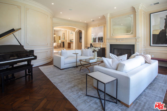 1154 Summit Drive, Beverly Hills CA: https://media.crmls.org/mediaz/215da35a-6e2d-4048-a652-499f7be739c5.jpg