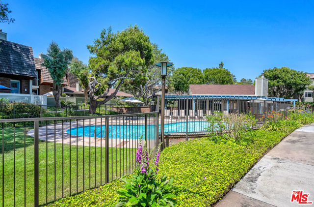 13135 Mindanao Way, Marina del Rey CA: https://media.crmls.org/mediaz/215df144-9e8e-4768-8999-1cf2d4bafa6c.jpg
