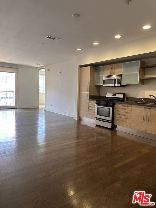 1234 Wilshire Boulevard, Los Angeles CA: https://media.crmls.org/mediaz/215e3f9d-7332-41fc-8068-2ee4953ae3dc.jpg