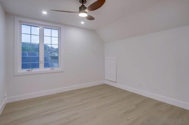 2543 Daisy Ln, Fallbrook CA: https://media.crmls.org/mediaz/215ea1b2-31ca-44d0-bb86-9a56de93fdc6.jpg