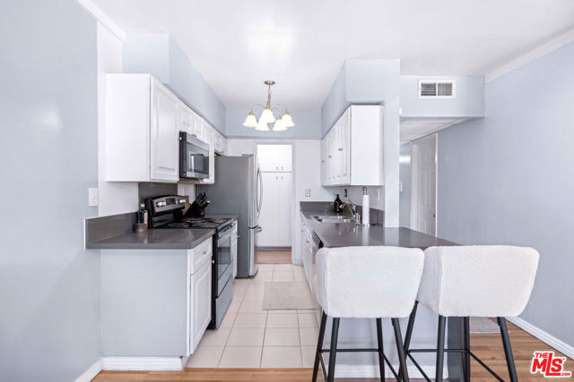 12801 Moorpark Street, Studio City CA: https://media.crmls.org/mediaz/215ec026-2177-4435-8bfe-2425f0e0eabd.jpg