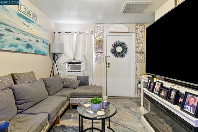 521 C St, Martinez CA: https://media.crmls.org/mediaz/215ecc5c-803d-4063-bfe8-b0cefe1395b2.jpg