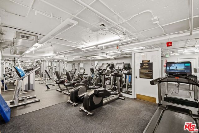 10114 Empyrean Way, Los Angeles CA: https://media.crmls.org/mediaz/215eedef-8a1c-432a-a990-96c9518a0785.jpg