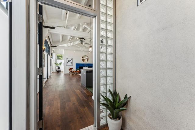 311 4th St, Oakland CA: https://media.crmls.org/mediaz/215f7e82-32b1-4730-9781-e31f43b9fcc8.jpg